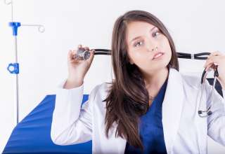 Lekarz wenerolog ze Świecia trzymający w ręku stetoskop - symbol lekarski